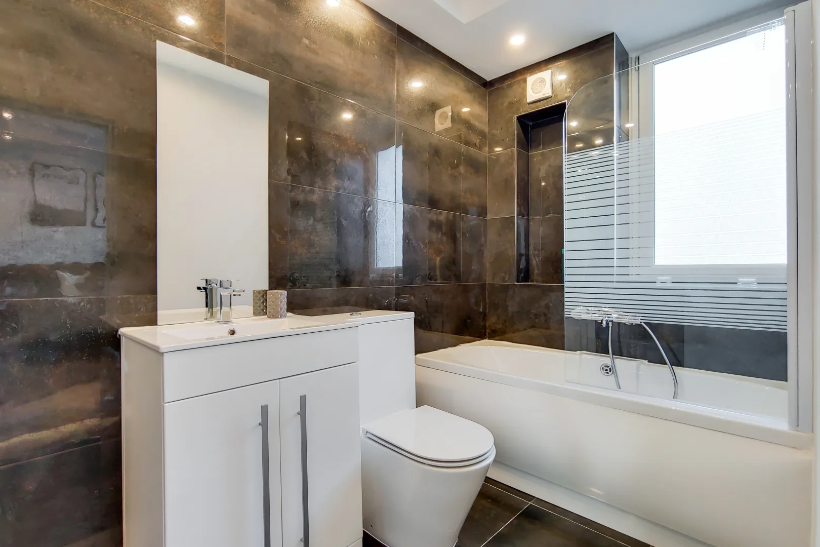 Hyde Park house principal en suite bathroom